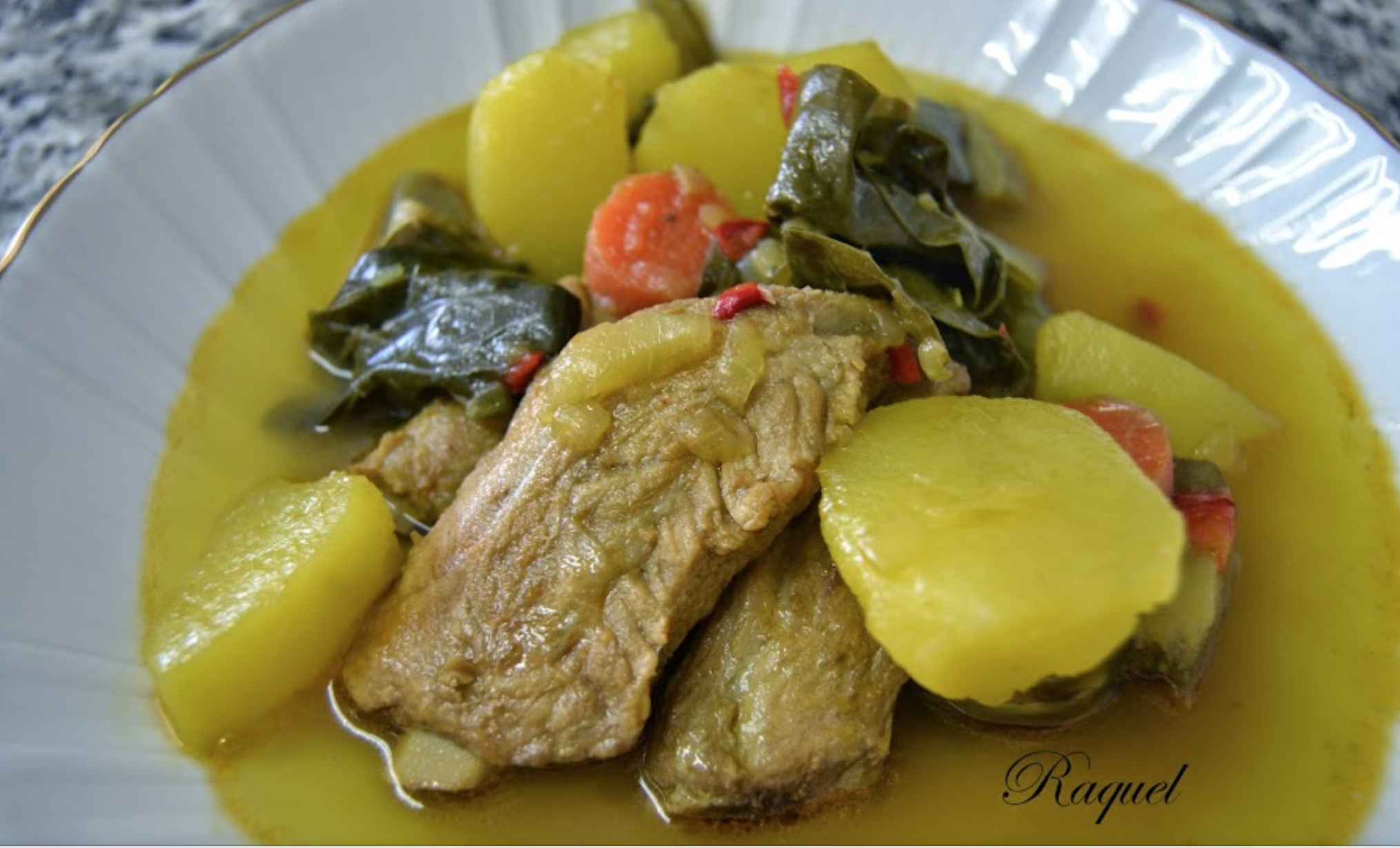 Ensalada de apio, tomate y aguacate con patatas guisadas con acelgas y costilla.